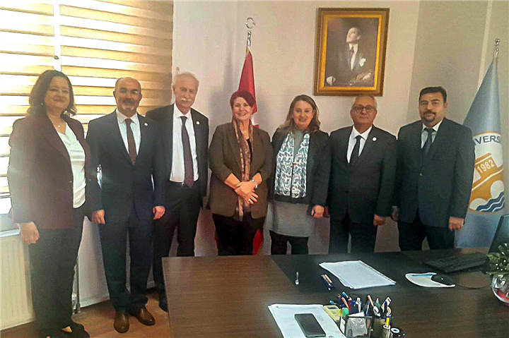 Yeni dekana ilk ziyaret Rektör Hatipler'den