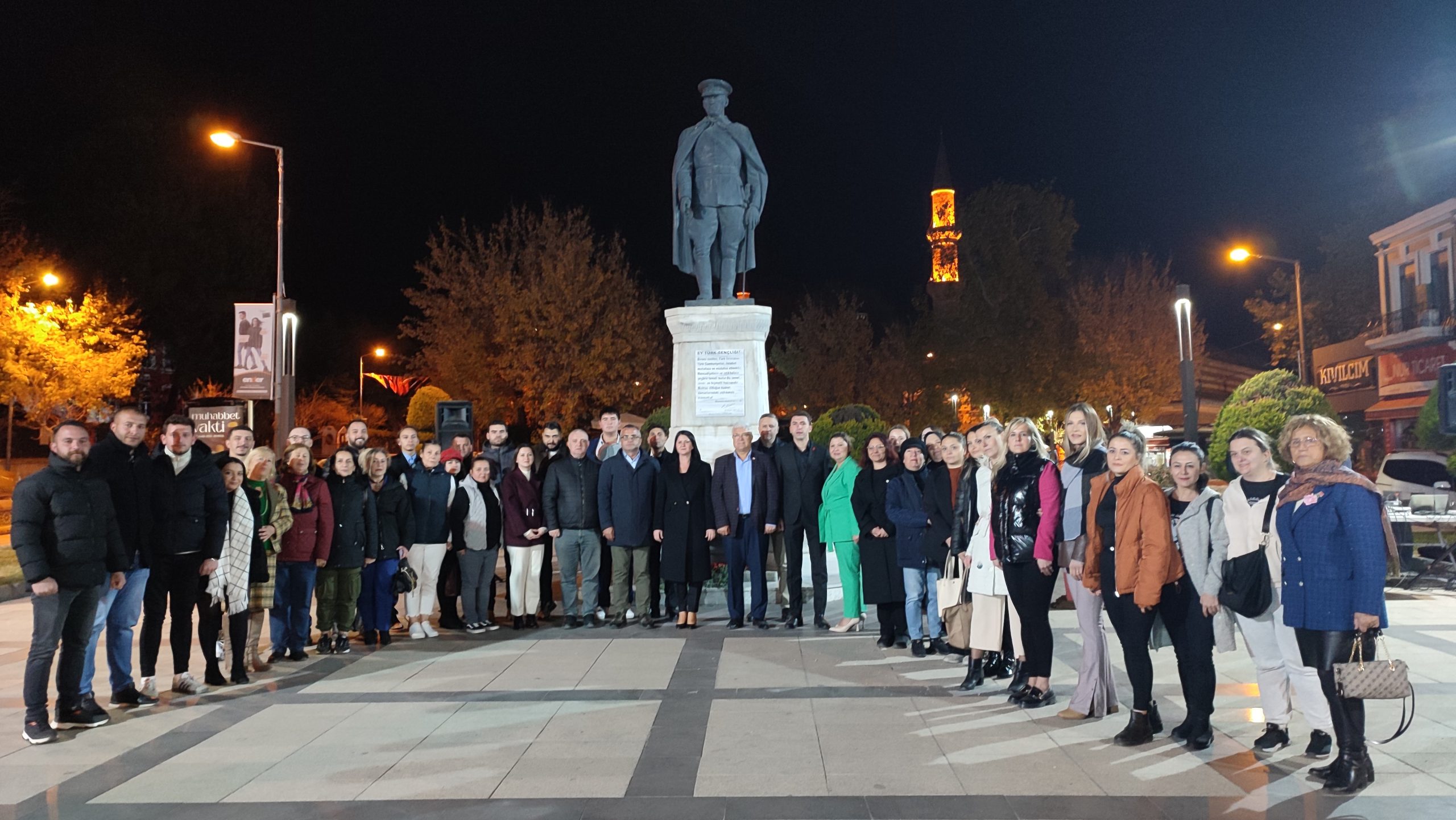 CHP'li gençlerden ATA'ya saygı nöbeti