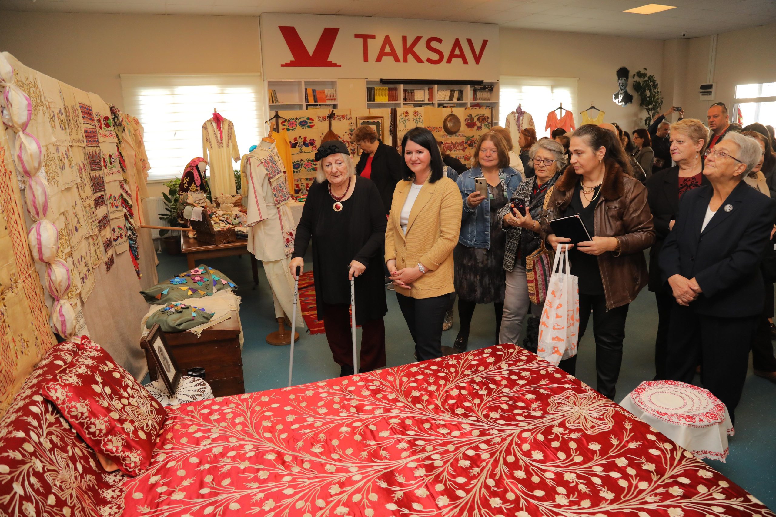 Serginin geliri kız çocuklarına burs olacak!