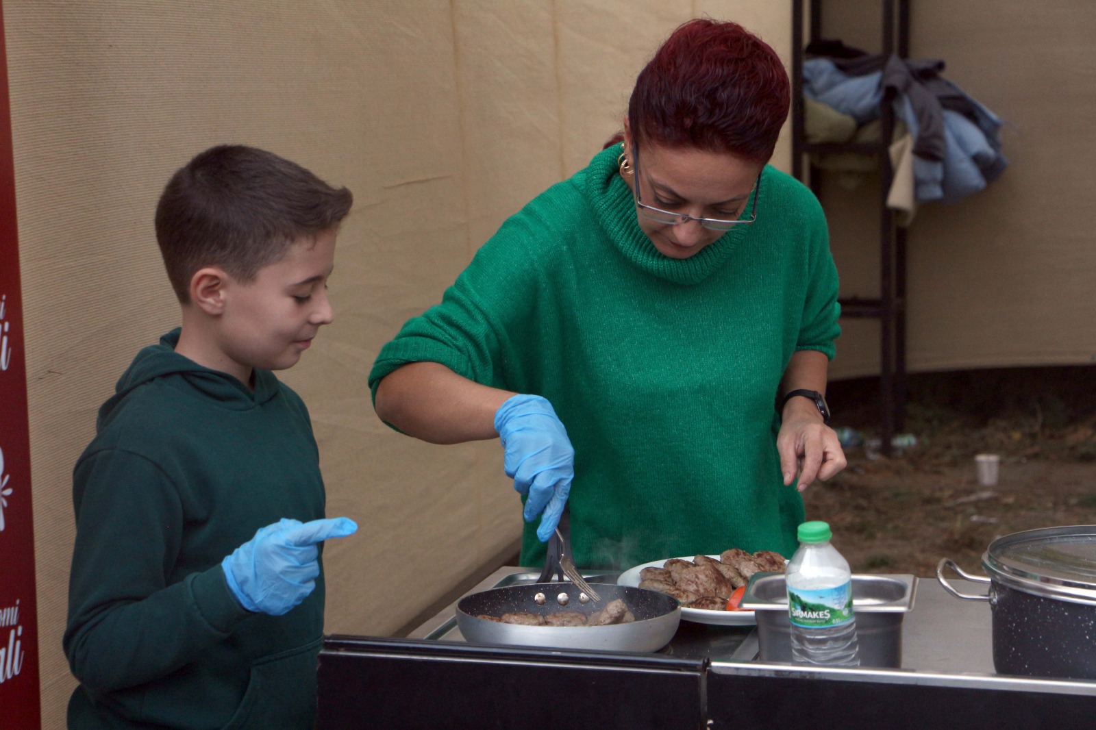 Minik aşçılar anneleriyle iş başında