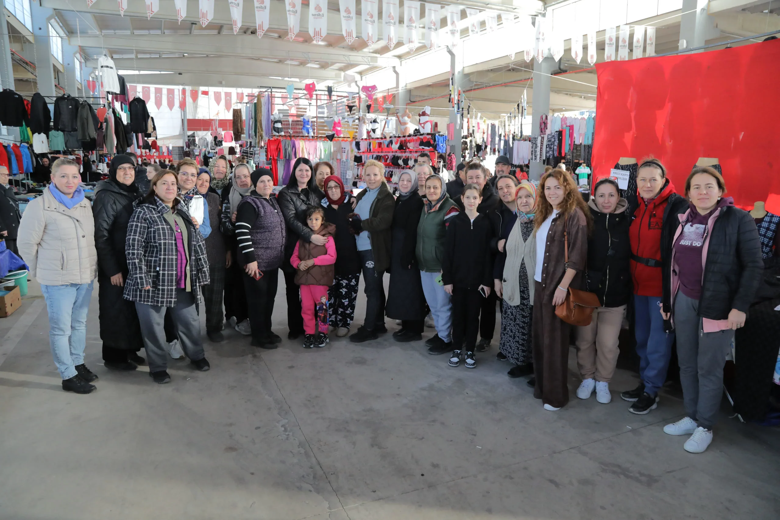 Başkan Gencan Akın, Çarşamba Pazarı'nda