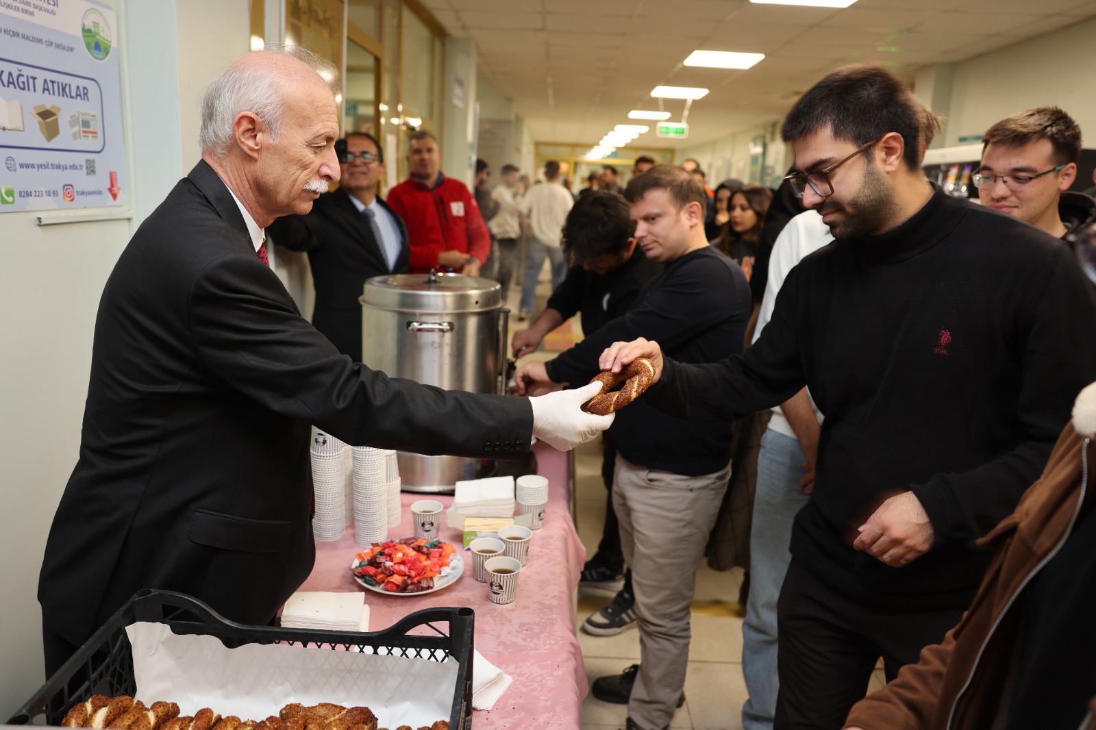 Rektör Hatipler'den öğrencilere simit ayran ikramı