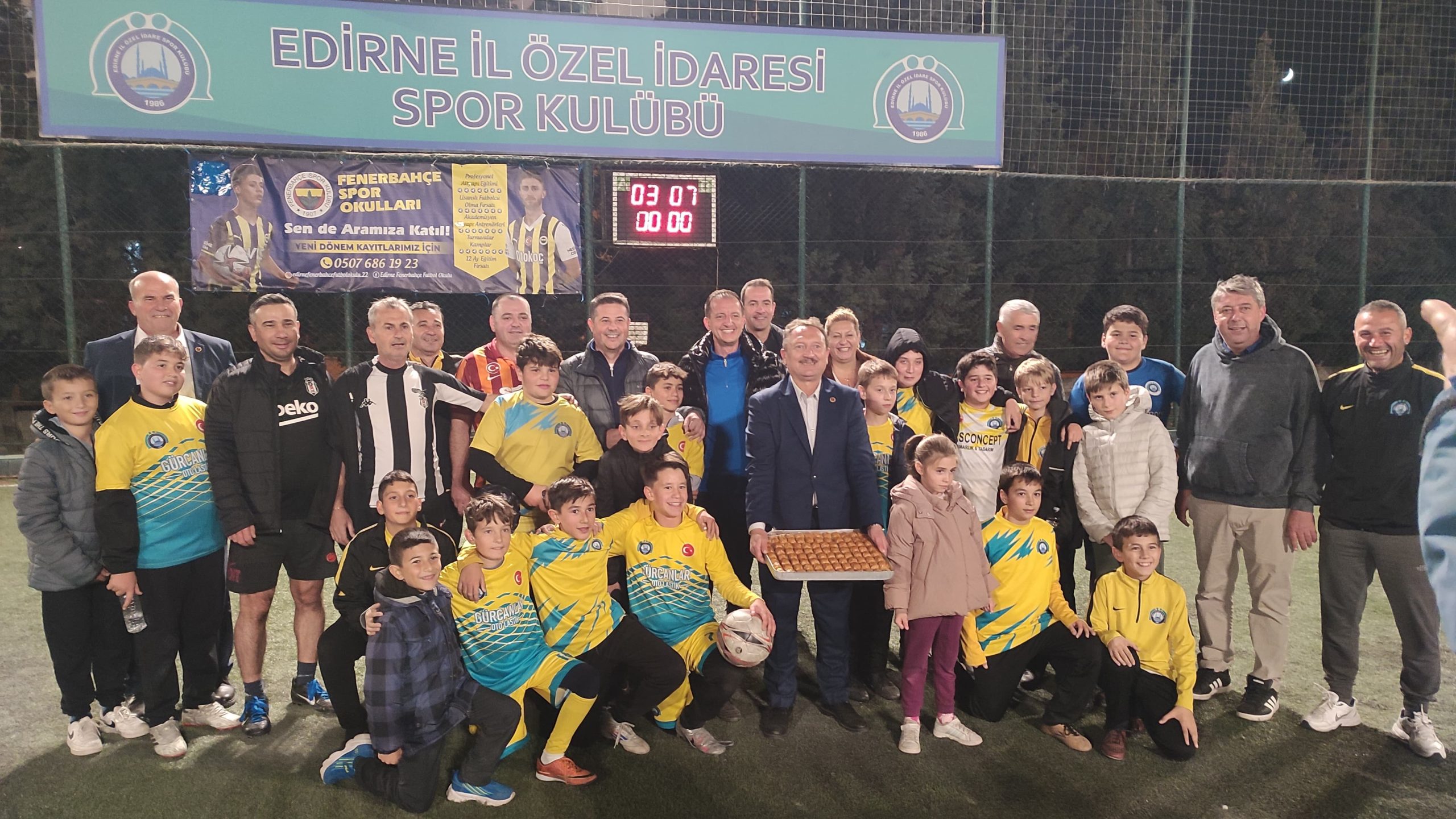 Meclis üyeleri genç futbolculara farklı mağlup