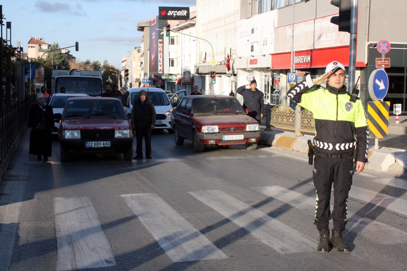 ATA’ya saygı için 09.05’te hayat durdu