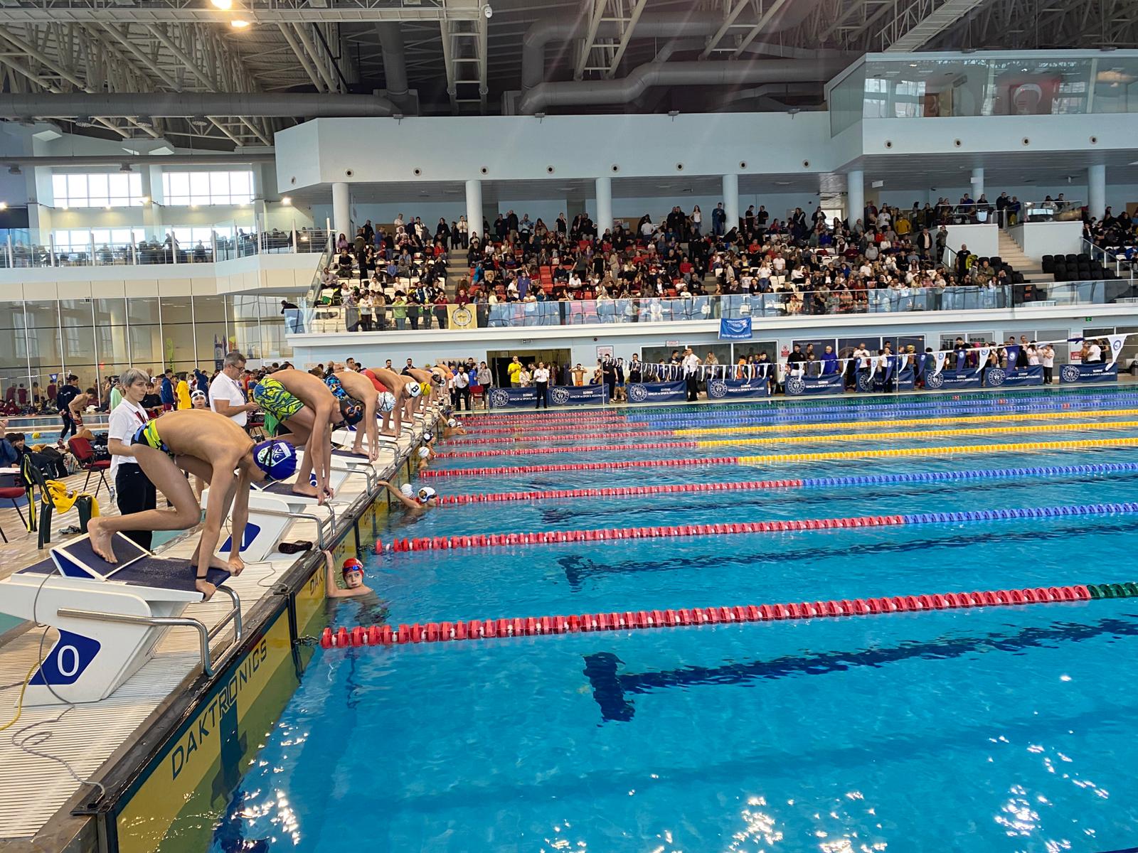 11-12 yaş yüzme müsabakası başladı