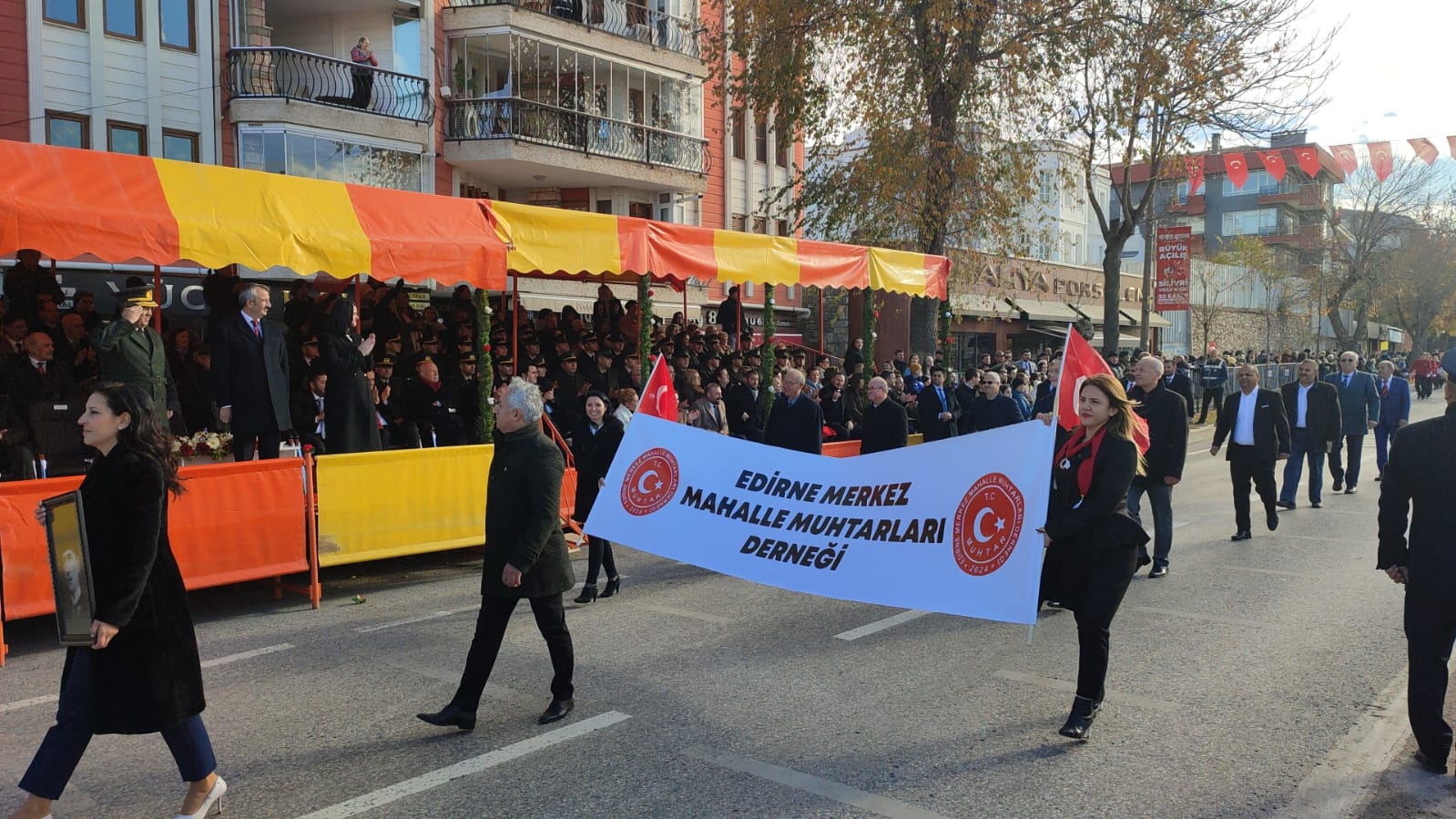 Muhtarların geçit töreni sevinci