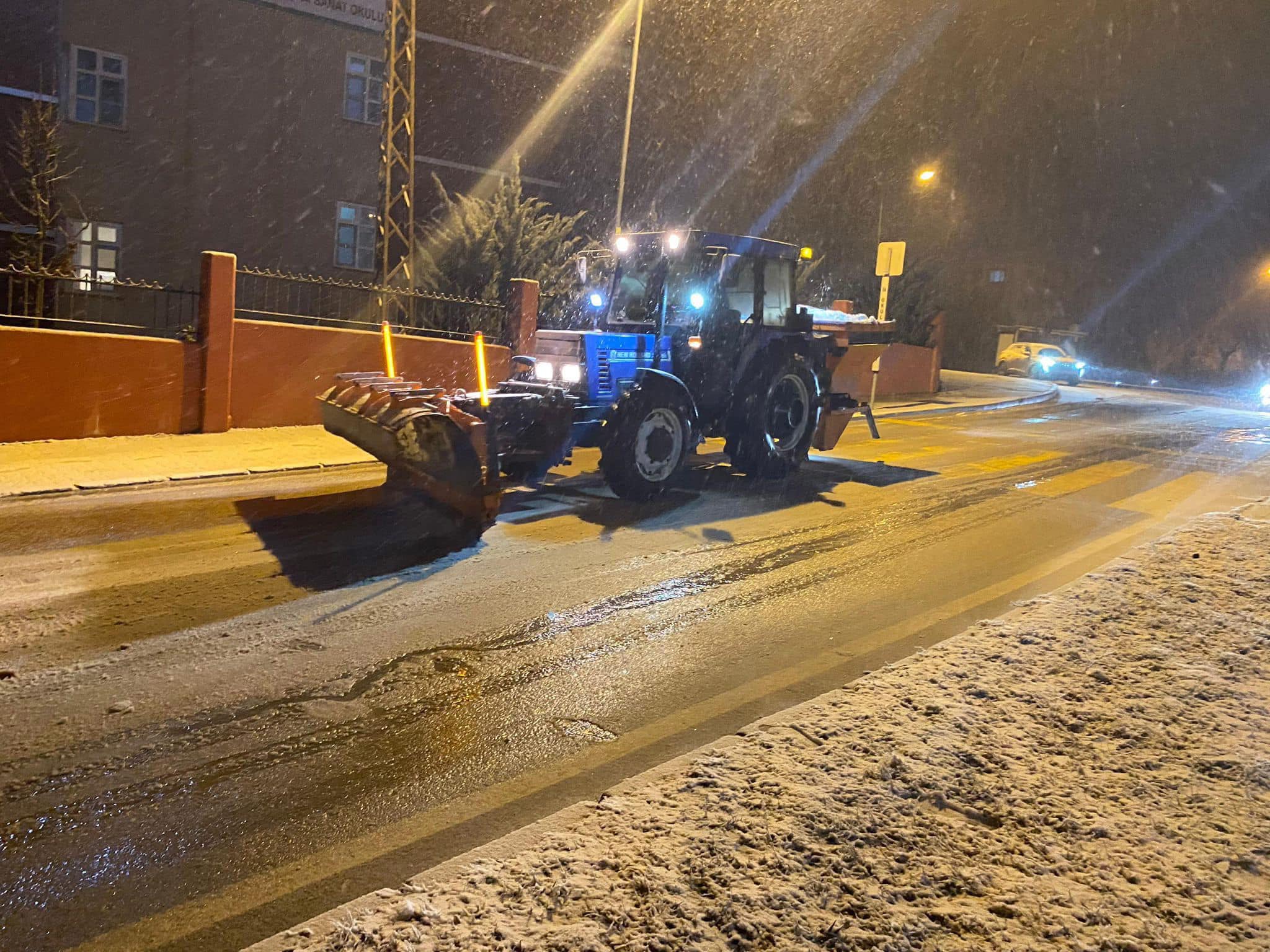 Belediyeden kar küreme ve tuzlama mesaisi