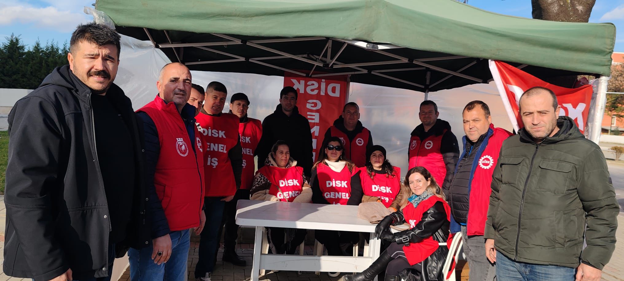 İşten çıkarılan belediye işçilerinden oturma eylemi