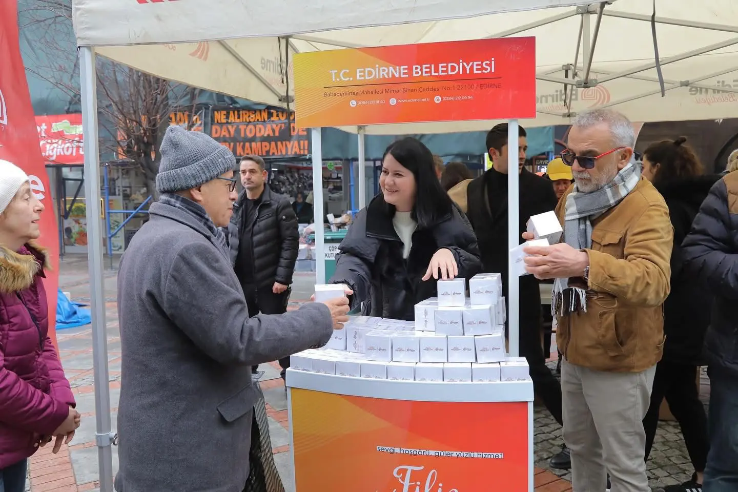 Belediyeden vatandaşlara kandil simidi ikramı