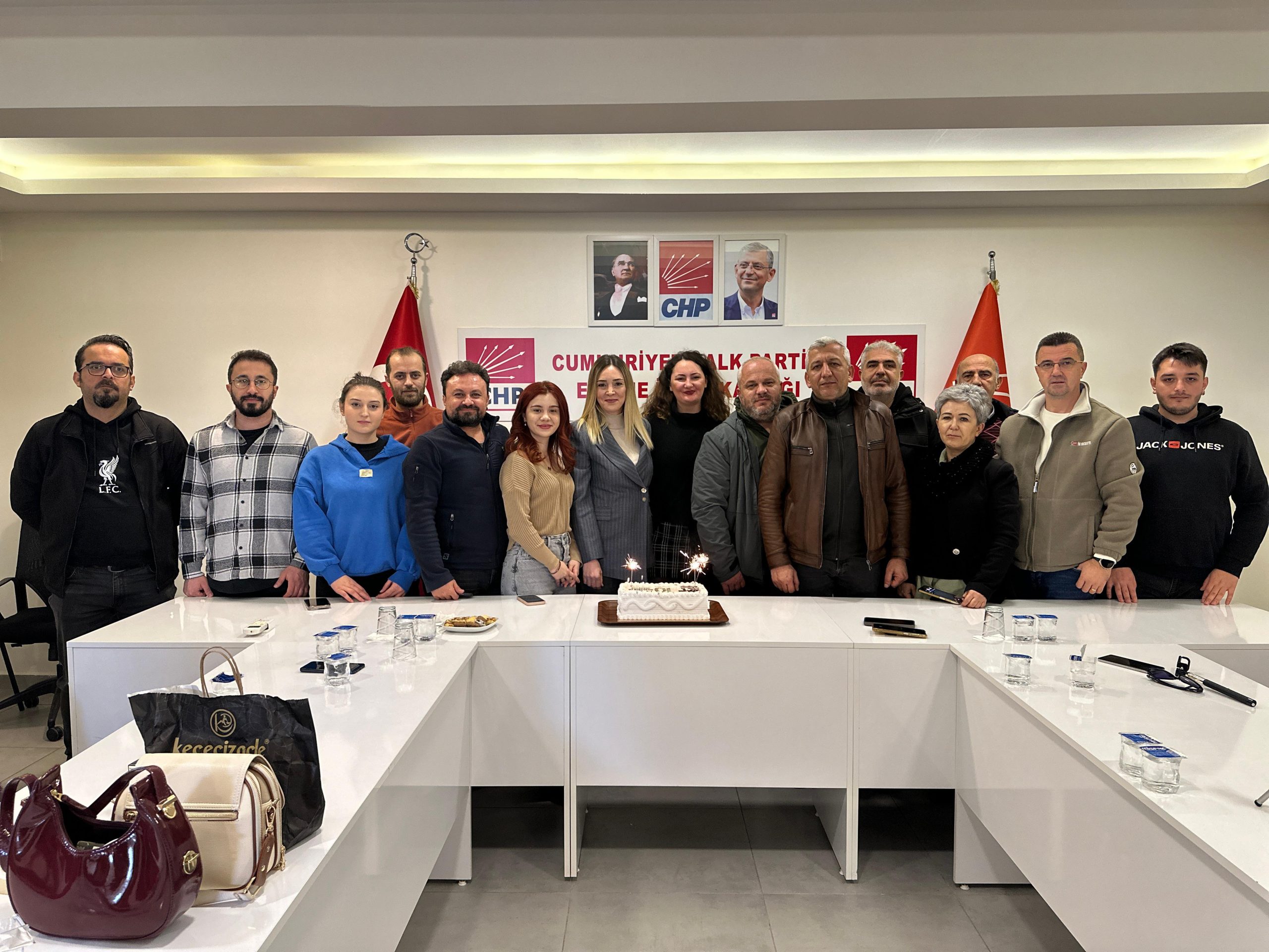 CHP’den basın mensuplarına pastalı sürpriz