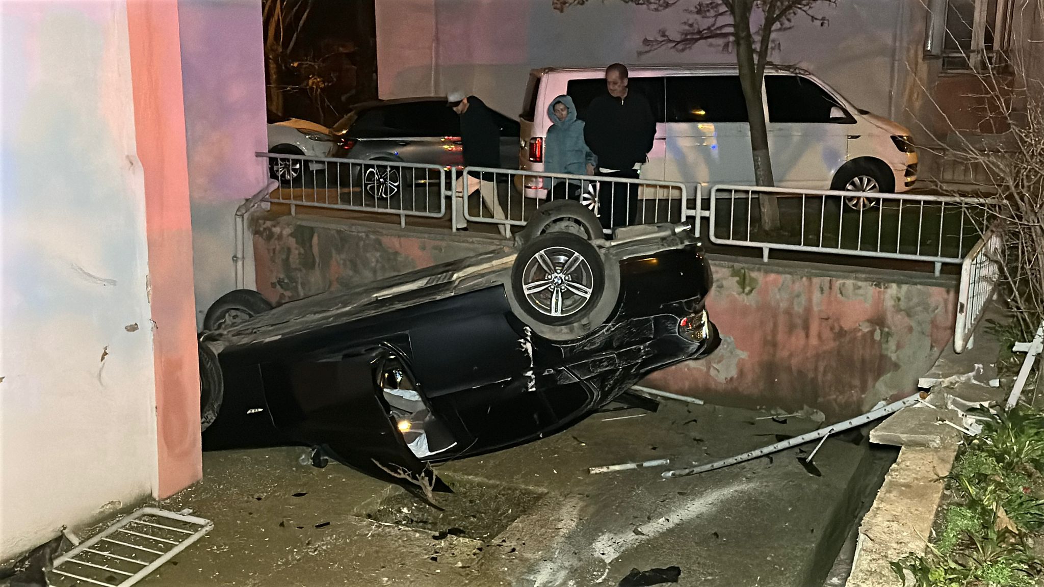 Komşu aracıyla takla attı