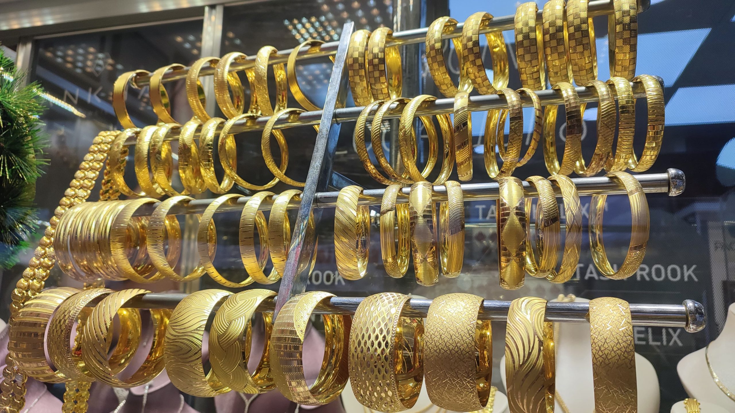 Faiz aşağı, altın 'yukarı'