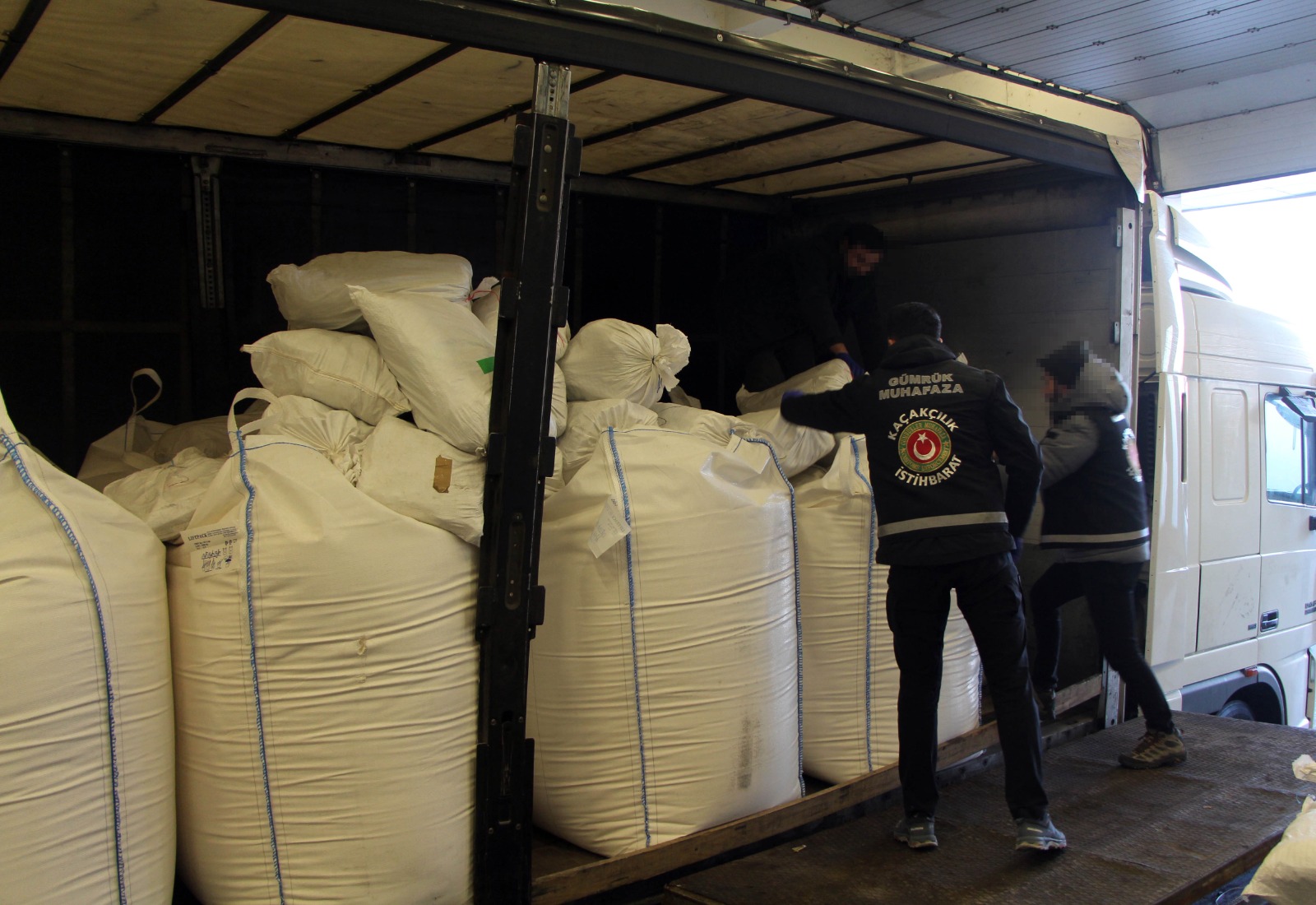 LPG tankı ve un çuvallarına uyuşturucu saklamışlar!