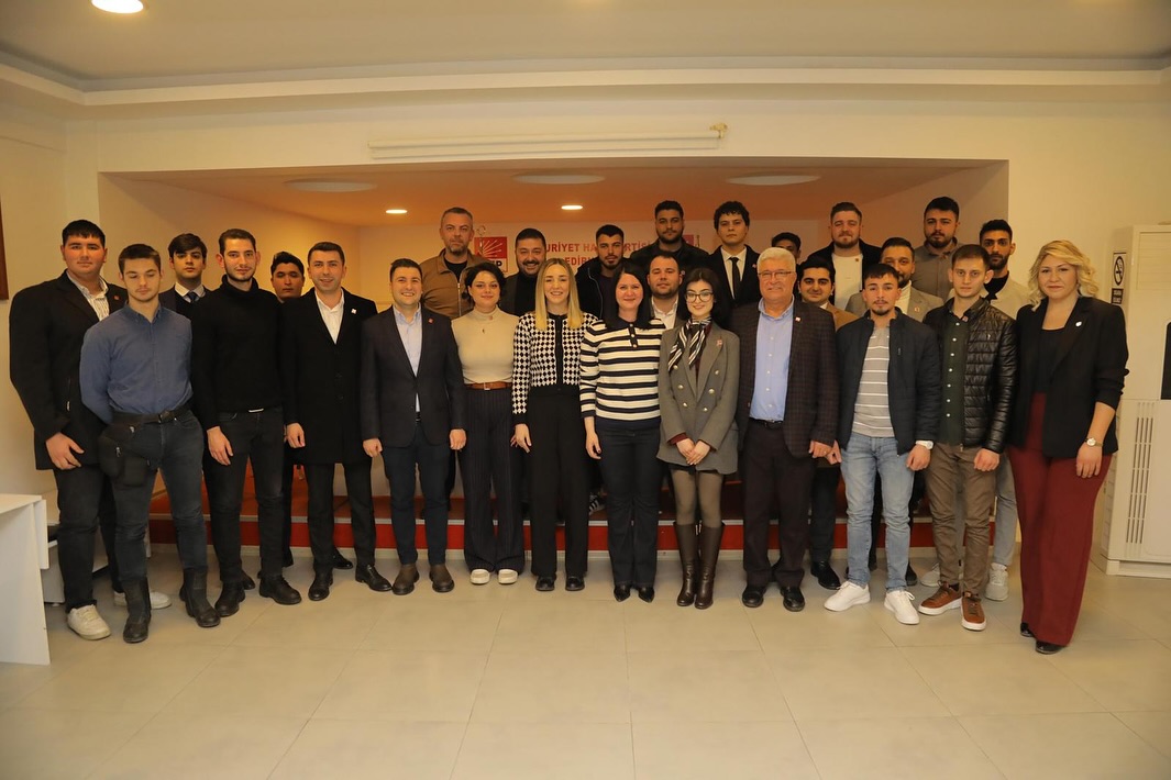 CHP'nin yeni üyelerine rozet takıldı