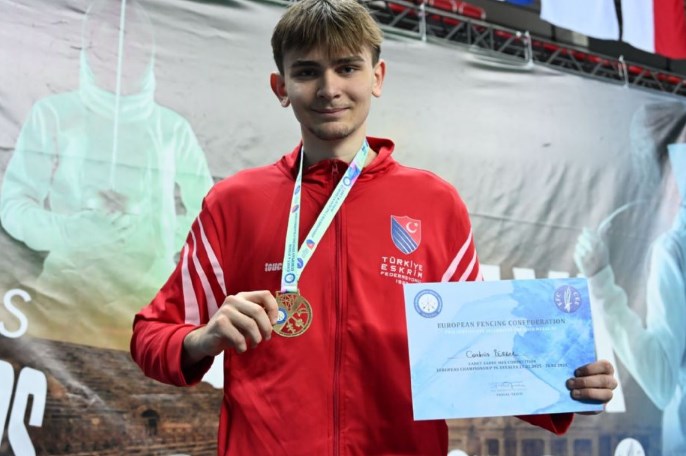 Edirne'nin altın madalyalı Berrak şampiyonu!