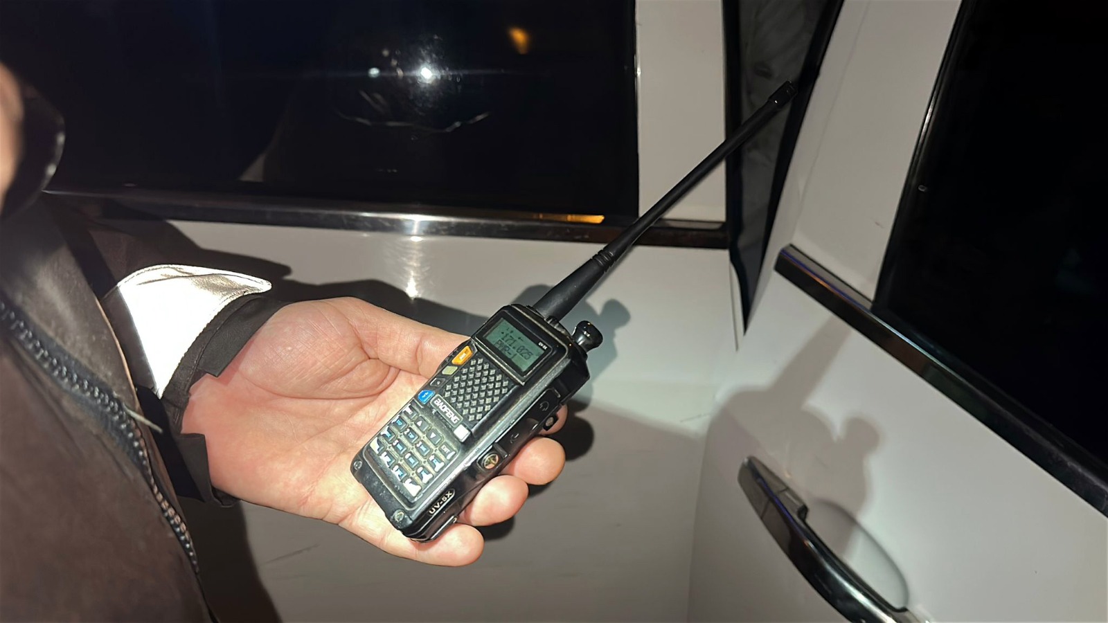 Şüpheli araçtan izinsiz telsiz çıktı