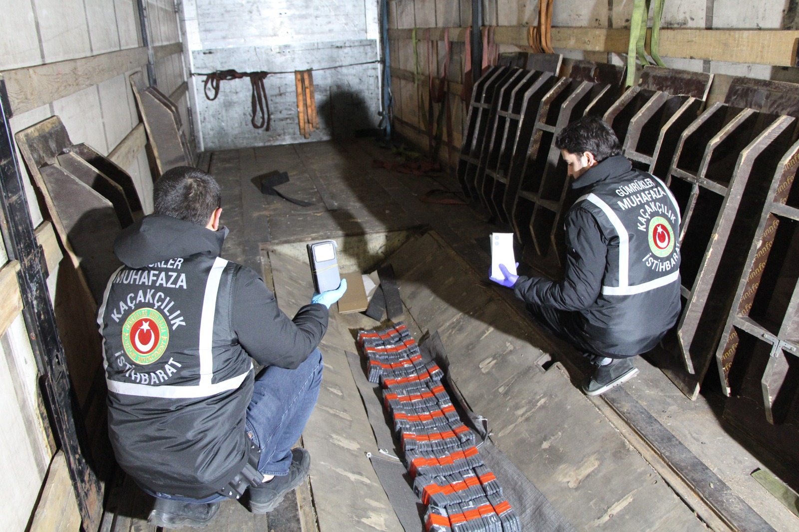 TIR’daki özel bölmeden kaçak cep telefonu çıktı