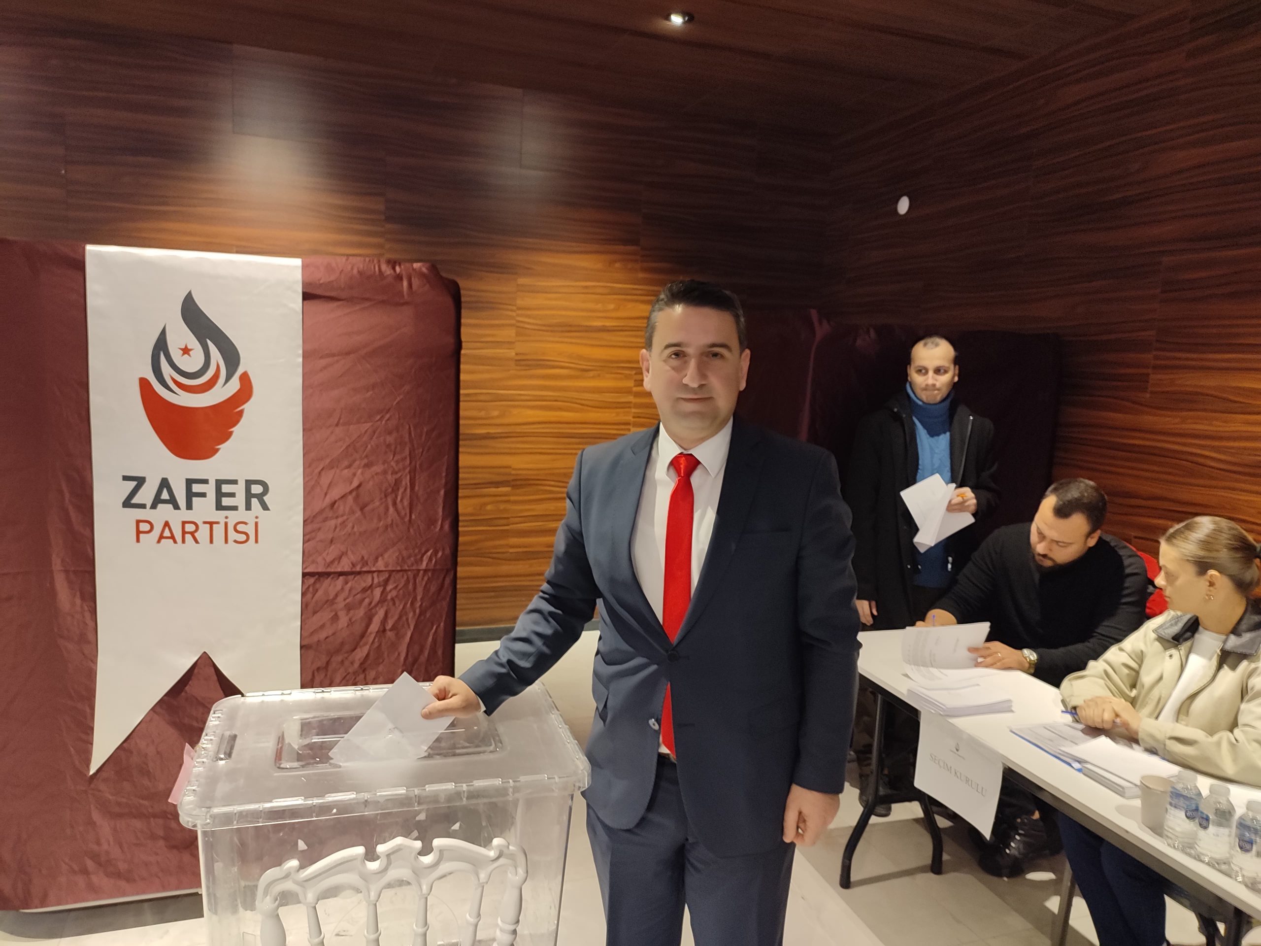 Genel başkan hapiste, üyeler kongrede