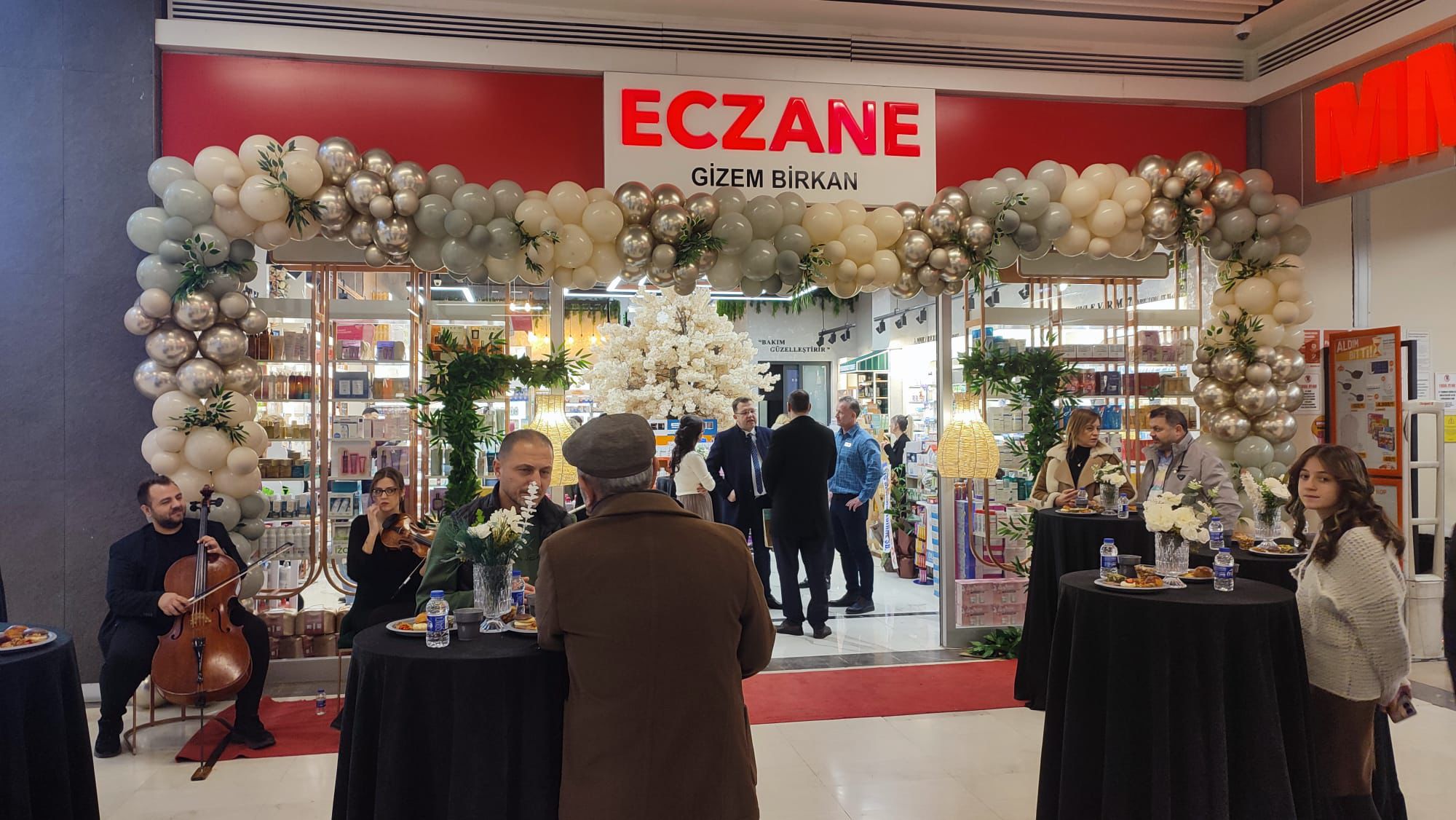 Gizem Birkan Eczanesi'nin 5'inci yıl sevinci