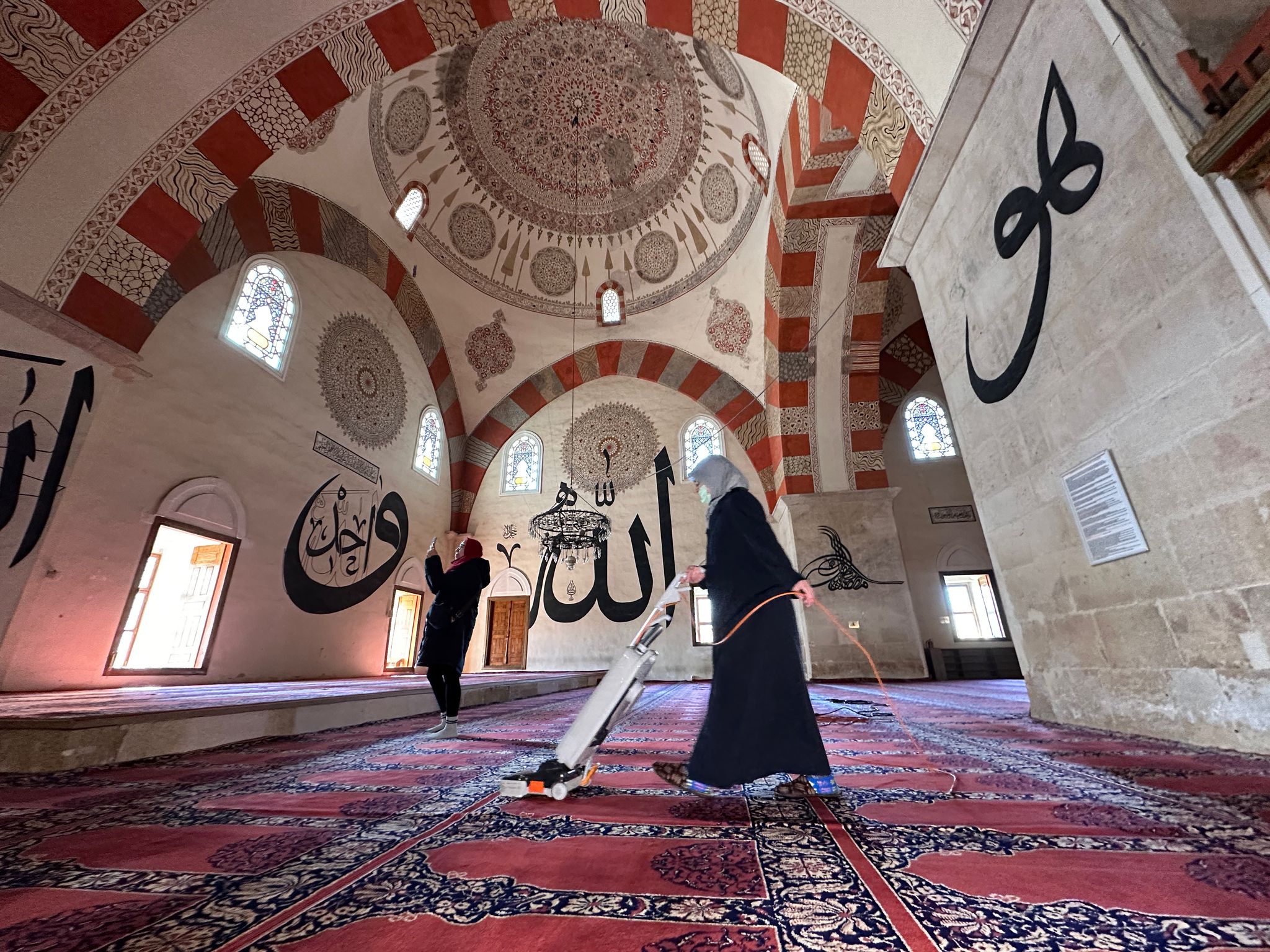 Ramazan öncesi camiler ‘gül’ gibi