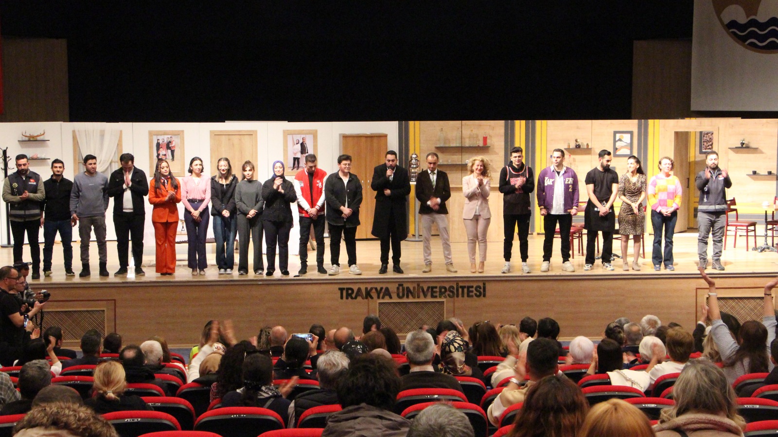 Sahne polisler ve ailelerinin!