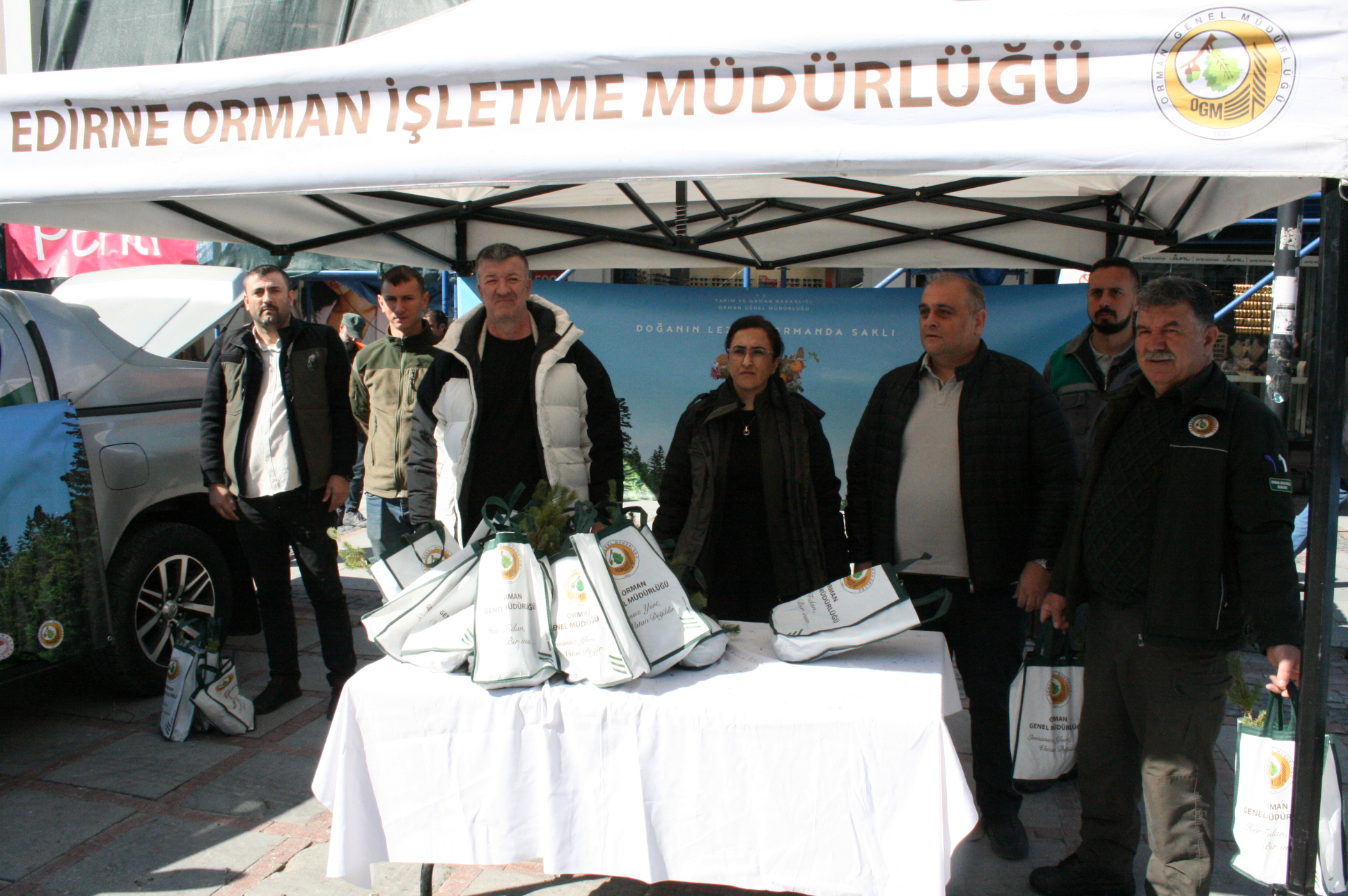 Orman Haftası'nda vatandaşlara fidan dağıtıldı