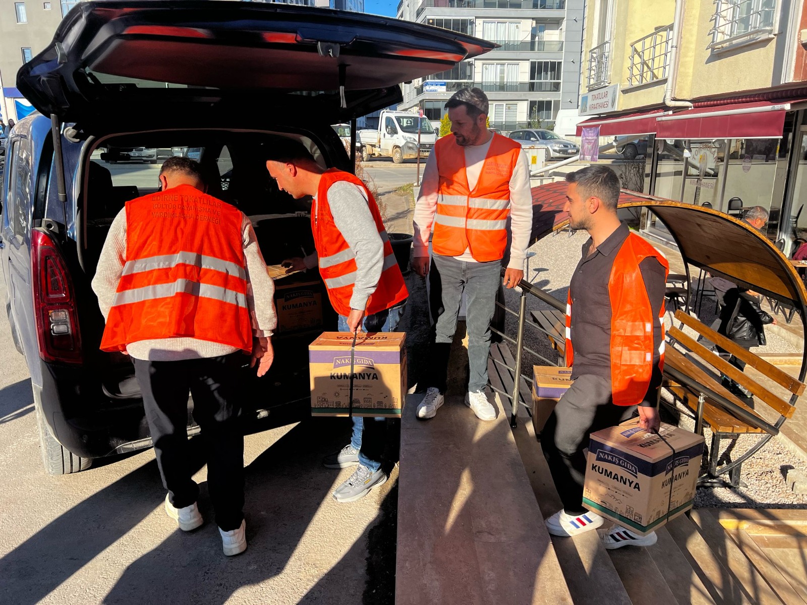 Tokatlılardan 300 haneye erzak yardımı