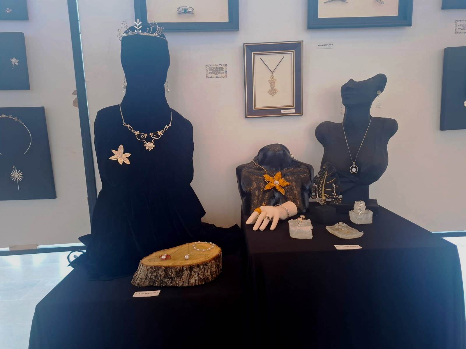 Öğretmen ve öğrencilerden 8 Mart’a özel sergi