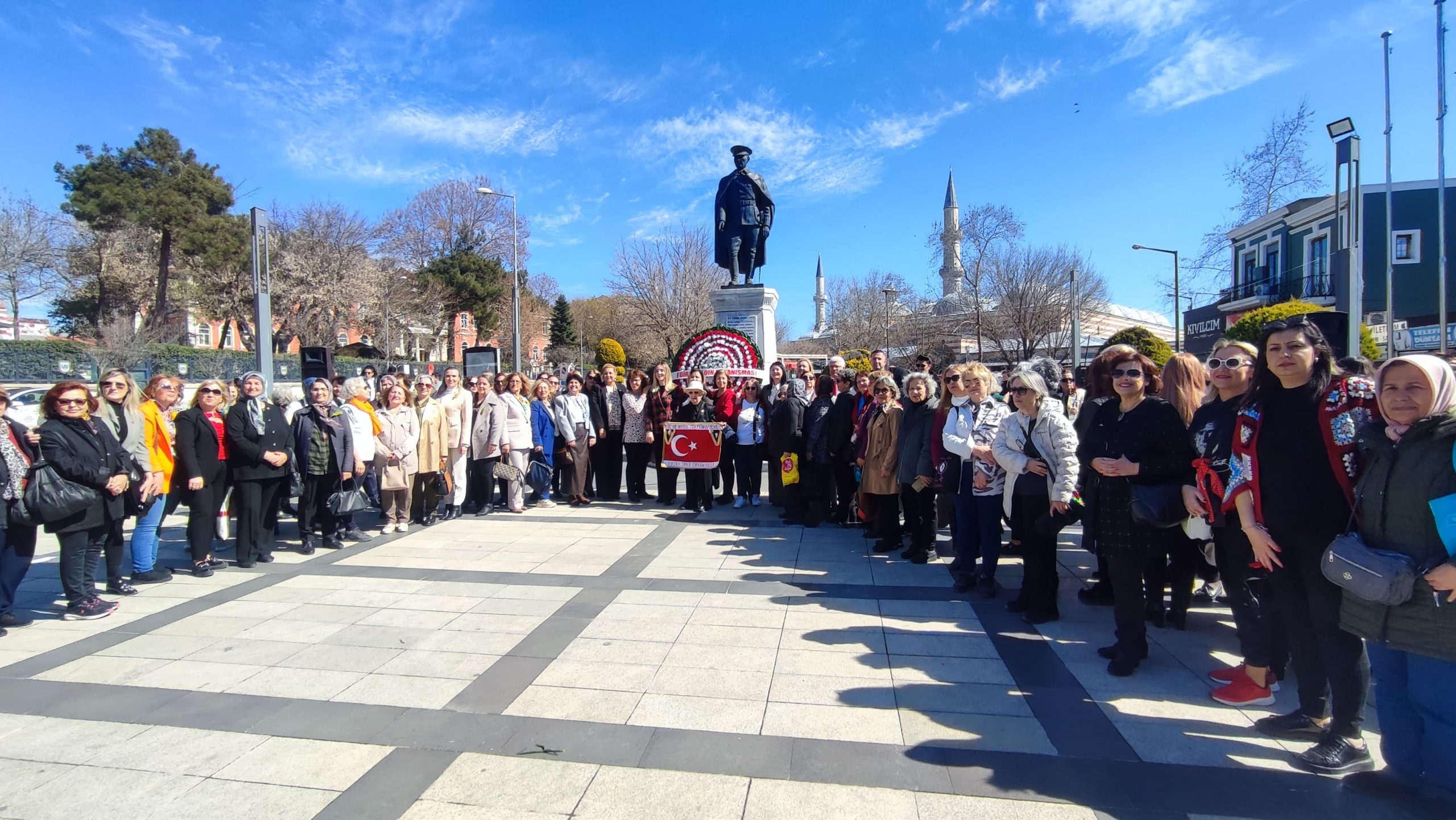 Kadınlar 8 Mart’ta ATA’nın huzurunda!
