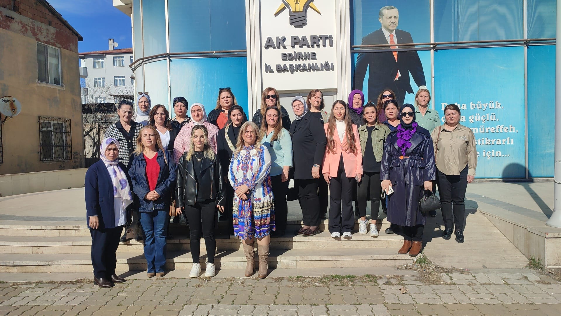 ‘Kadınlar, her alanda aktif yer alıyor’