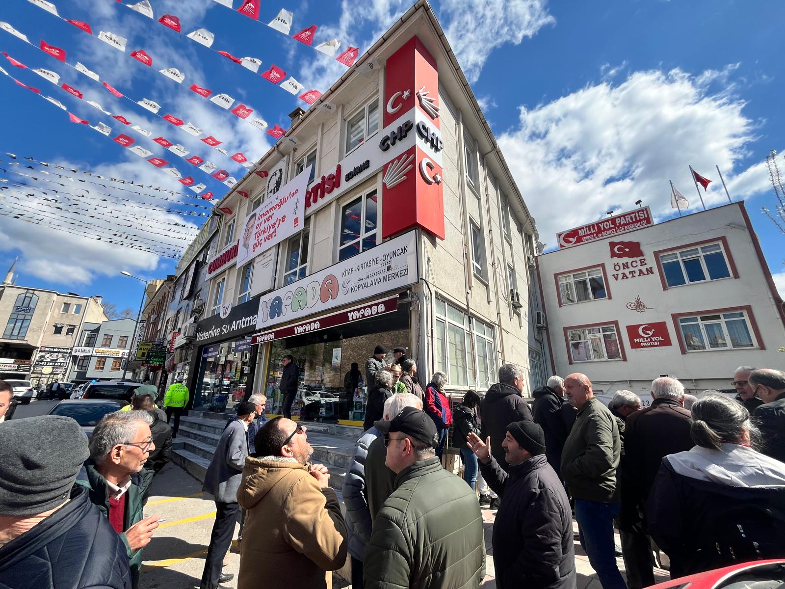 CHP binasında 'gözaltı' kalabalığı