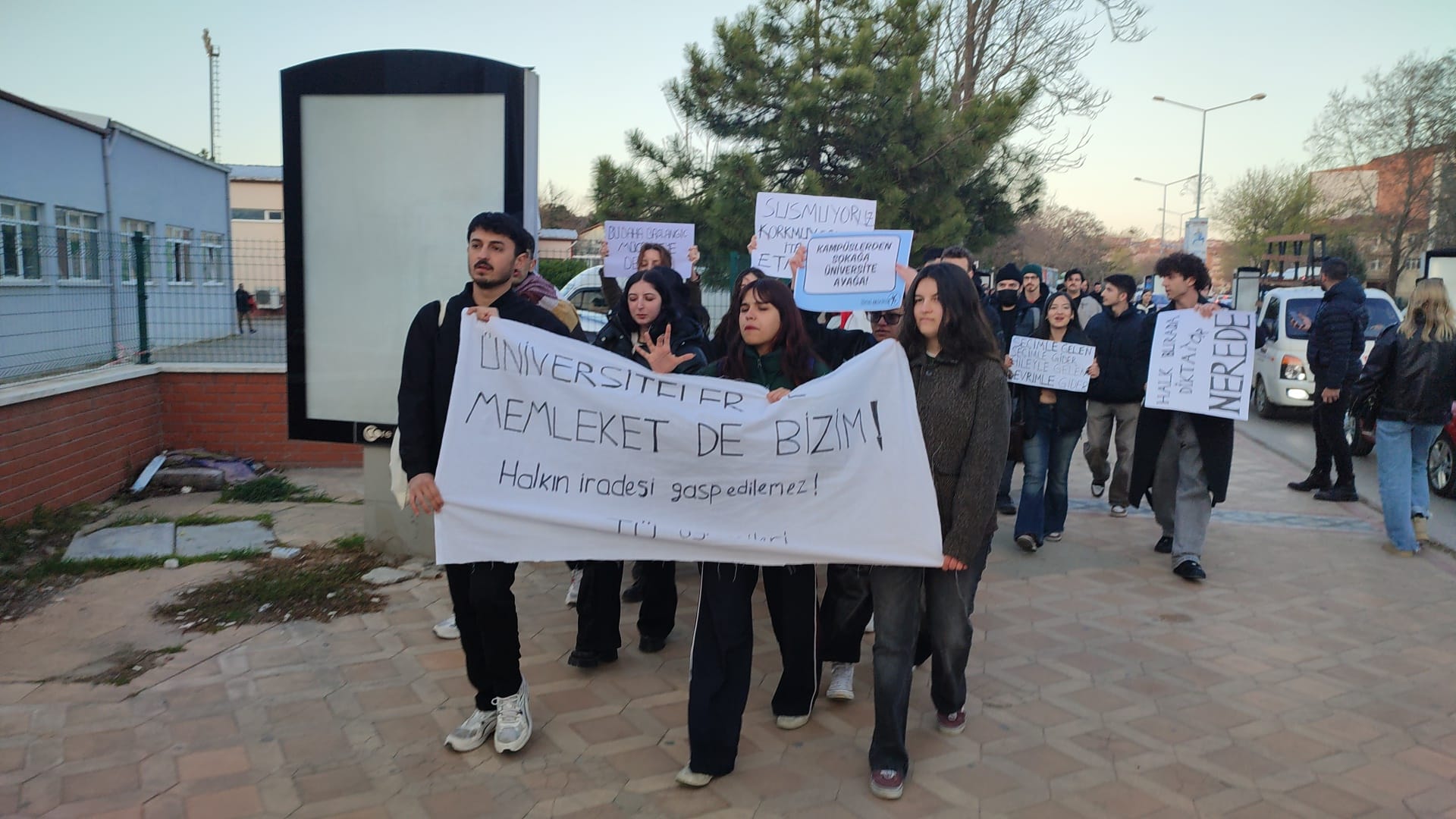 Öğrencilerden İmamoğlu’na destek yürüyüşü