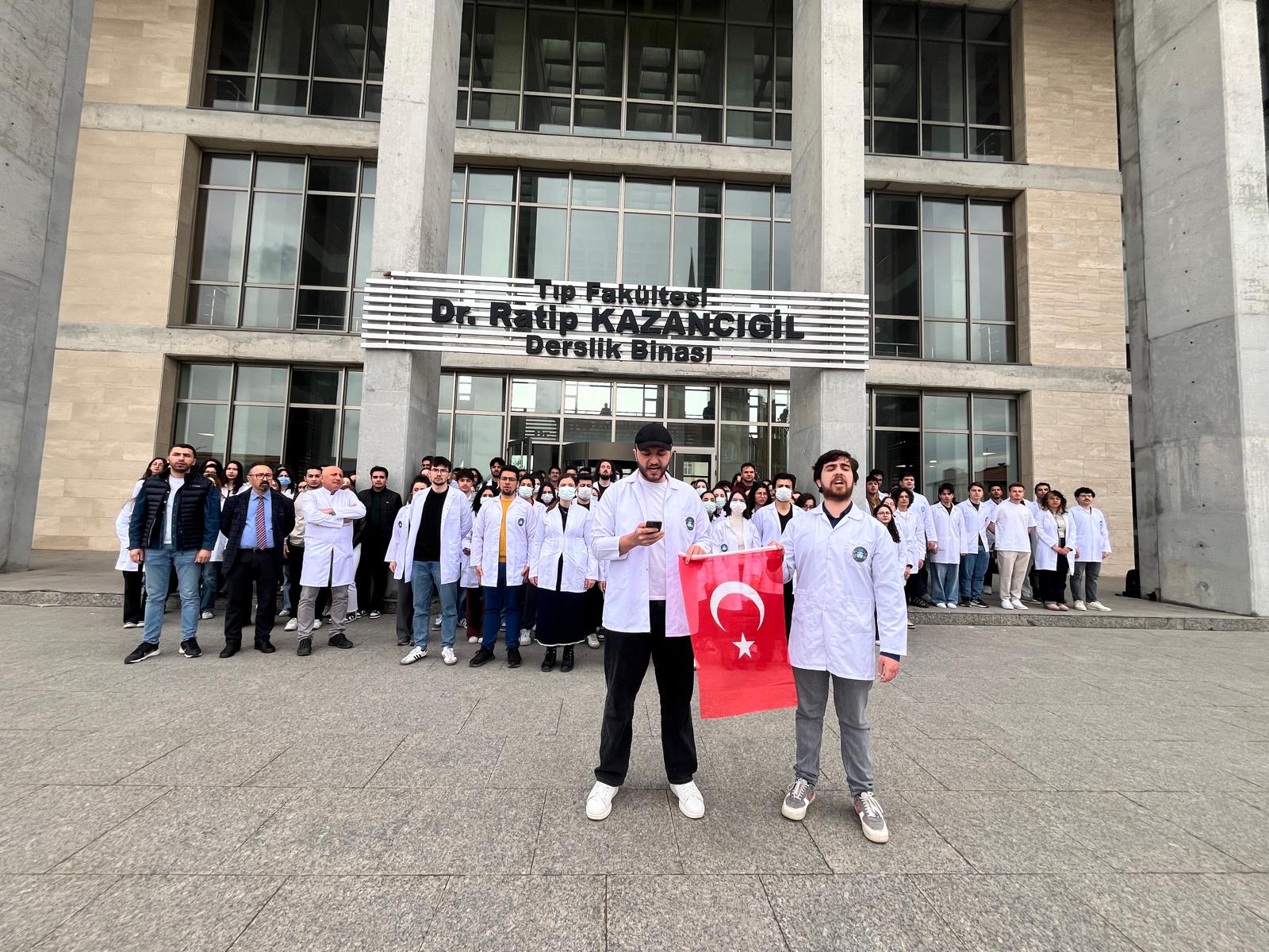 Tıp Fakültesi öğrencilerinden beyaz önlüklü tepki