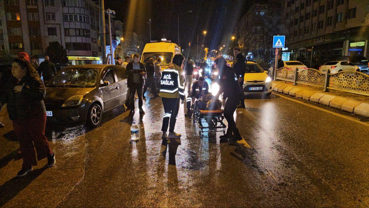 Yaya geçidinden geçen 3 kişiye çarptı!