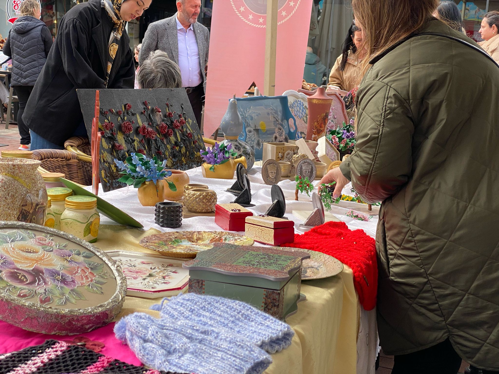 Huzurevi sakinlerinden el emeği sergi