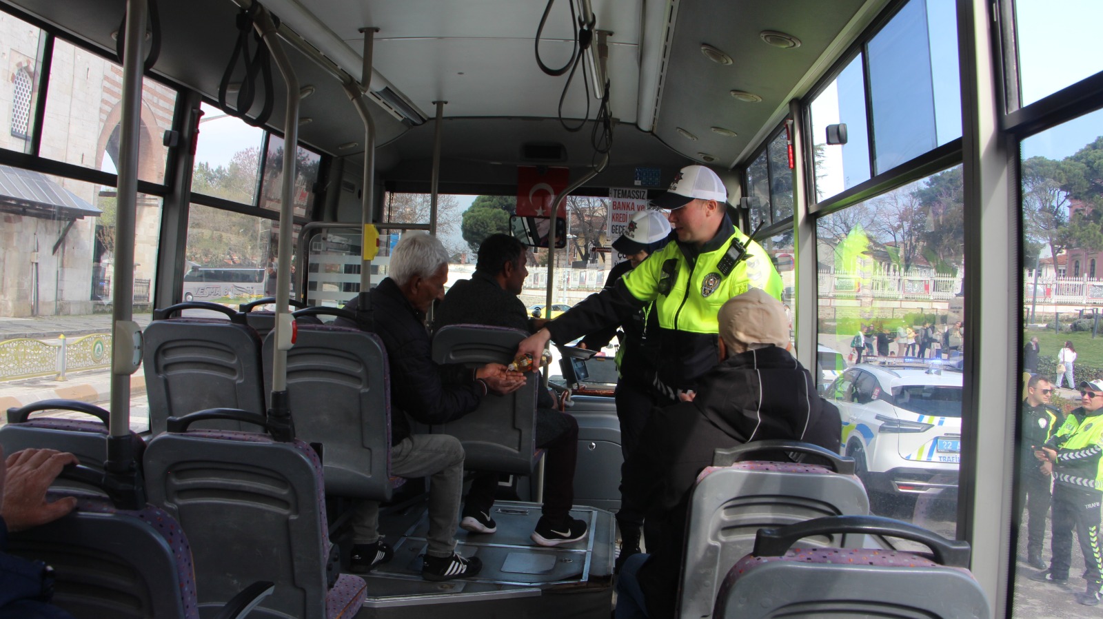 Bayram şekeri polis ekiplerinden!