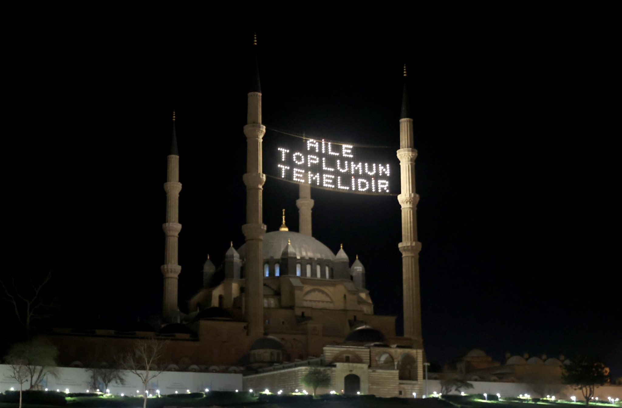 Ramazanın ikinci yarısında mahyalar, "Aile Yılı" için yanıyor