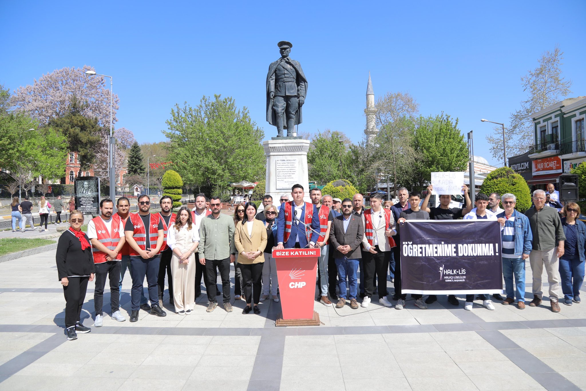 Halkçı liseliler öğretmenlerine destek çıktı