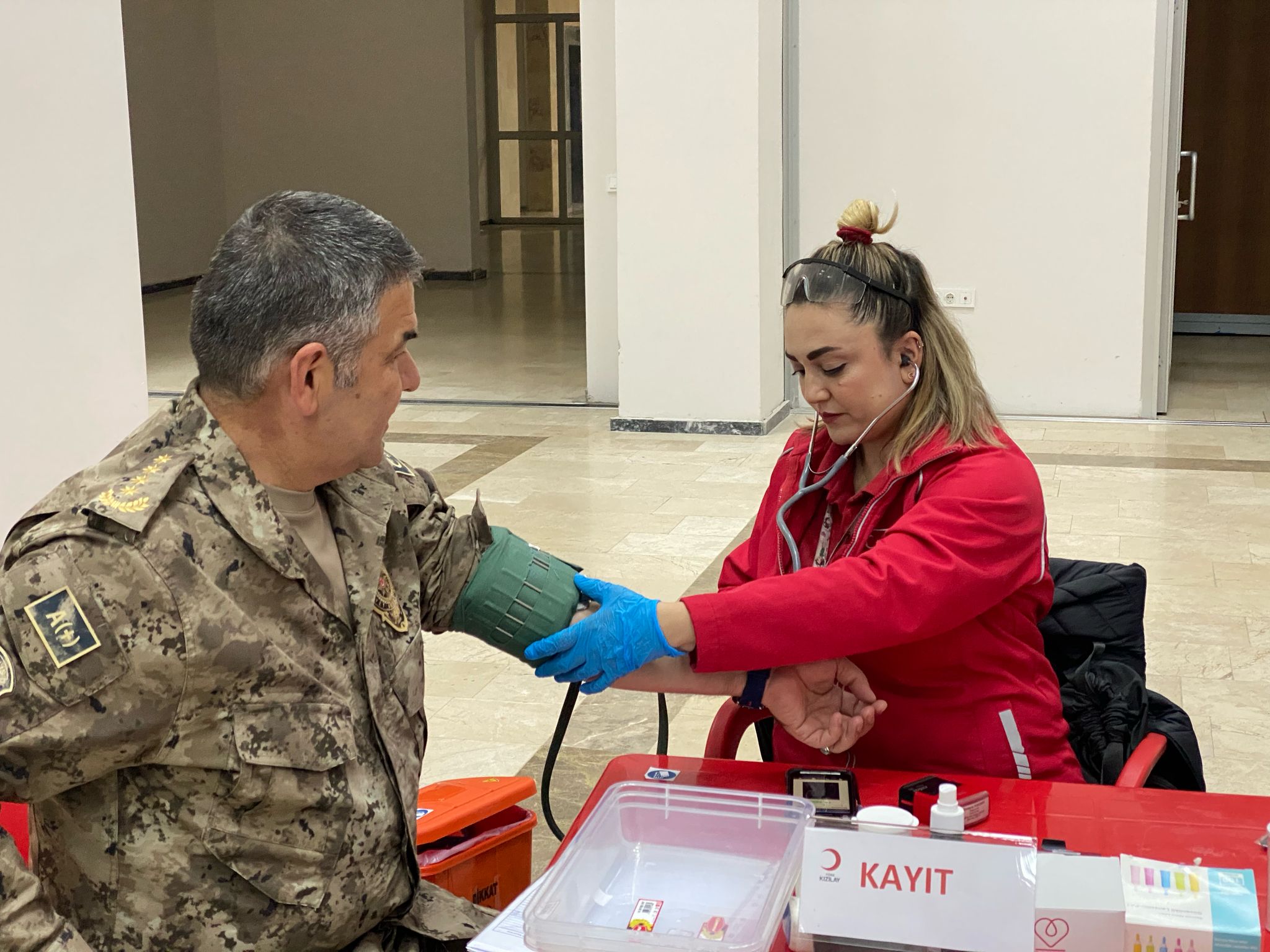 Emniyet personelinden Kızılay’a kan bağışı