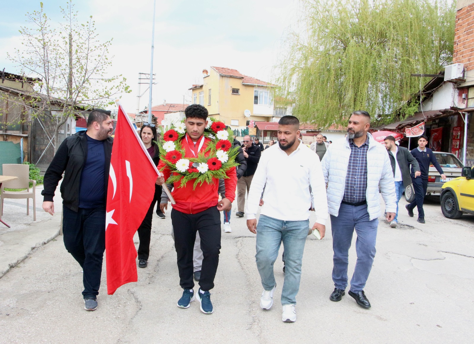 Milli takıma seçilen güreşçiye coşkulu karşılama!