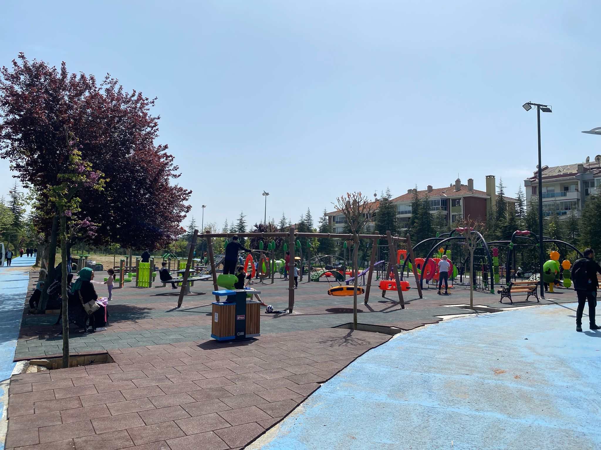 Gölette betonun üstü çocuk parkı oldu