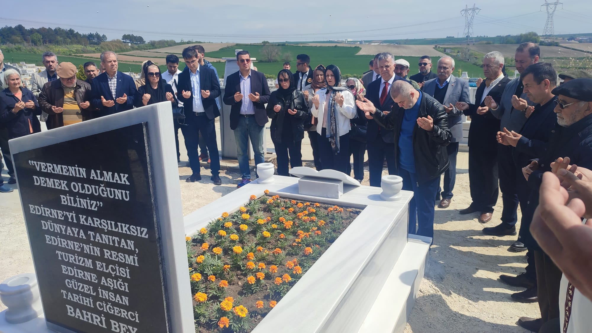 Bahri Dinar, kabri başında dualarla anıldı