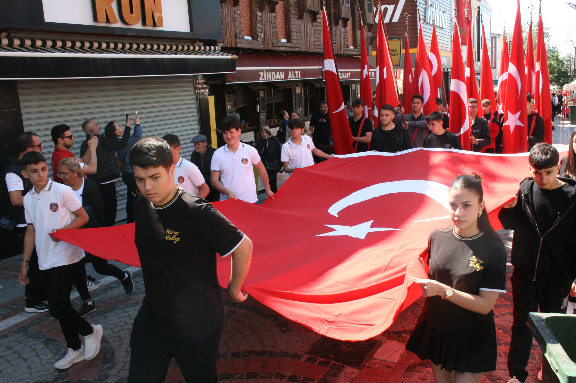 Gençliğin bayramı kortejle başladı