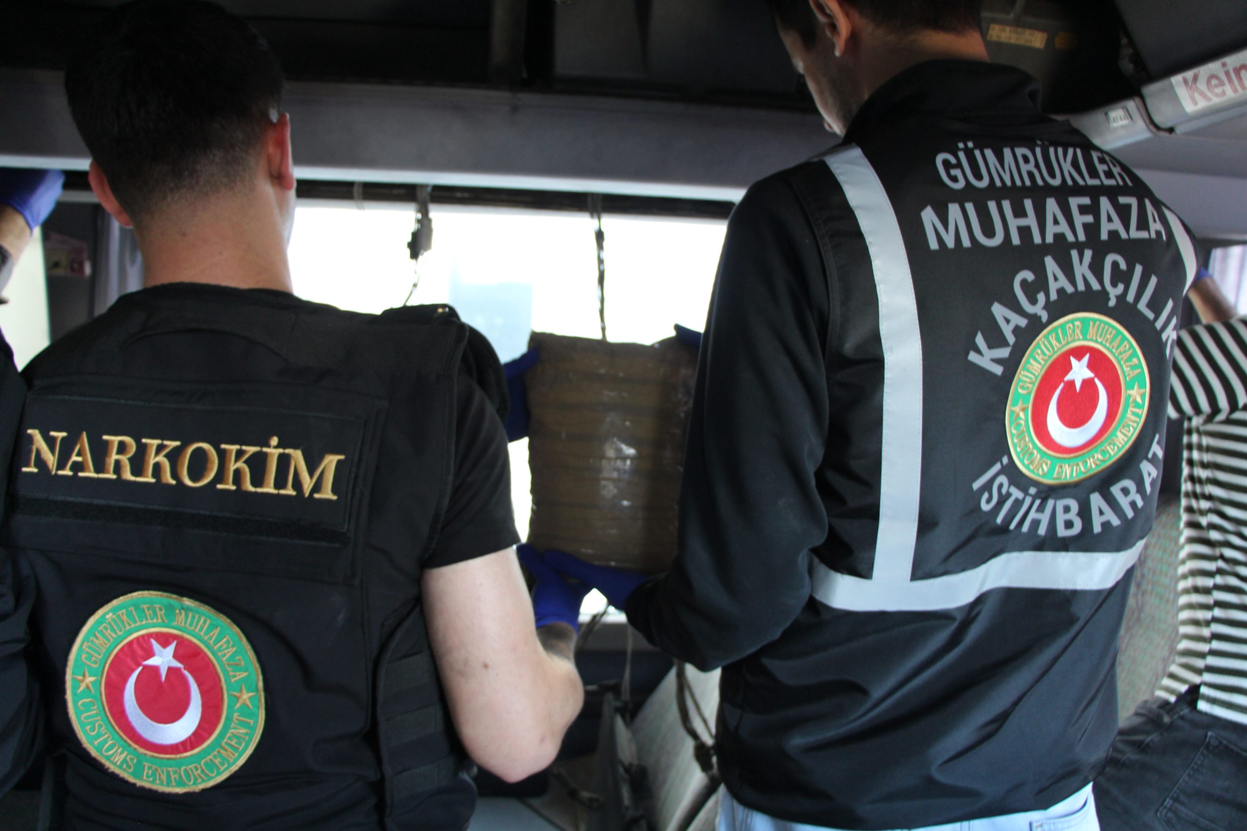 Otobüste gizli bölmeden 77 kilo uyuşturucu!