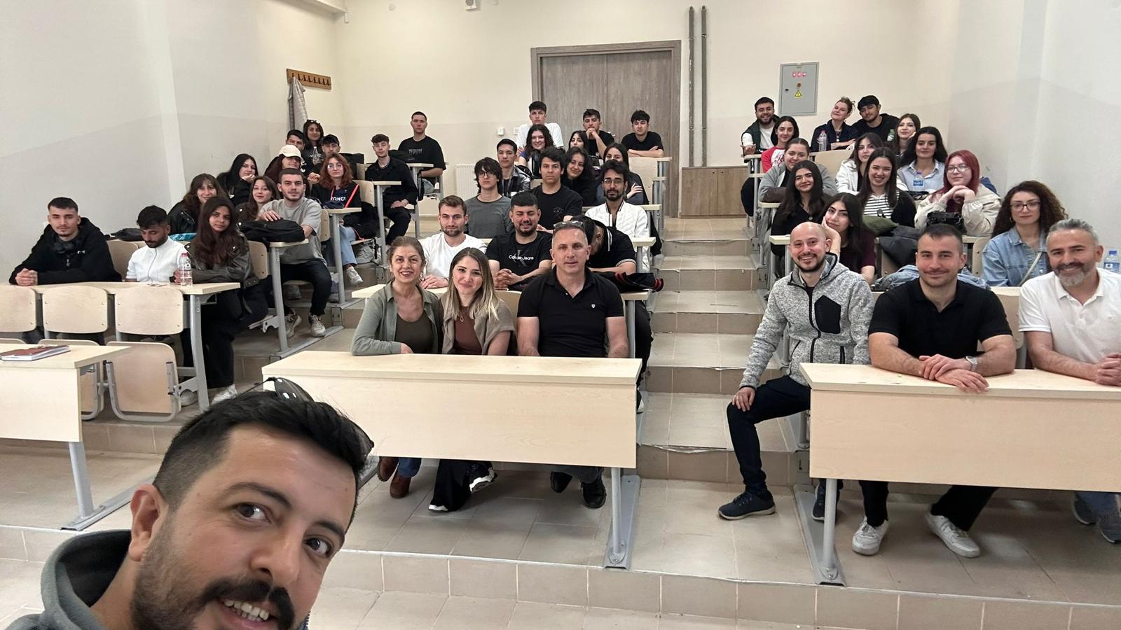 Yönetmen Taygan'dan mezun olduğu okula sürpriz ziyaret