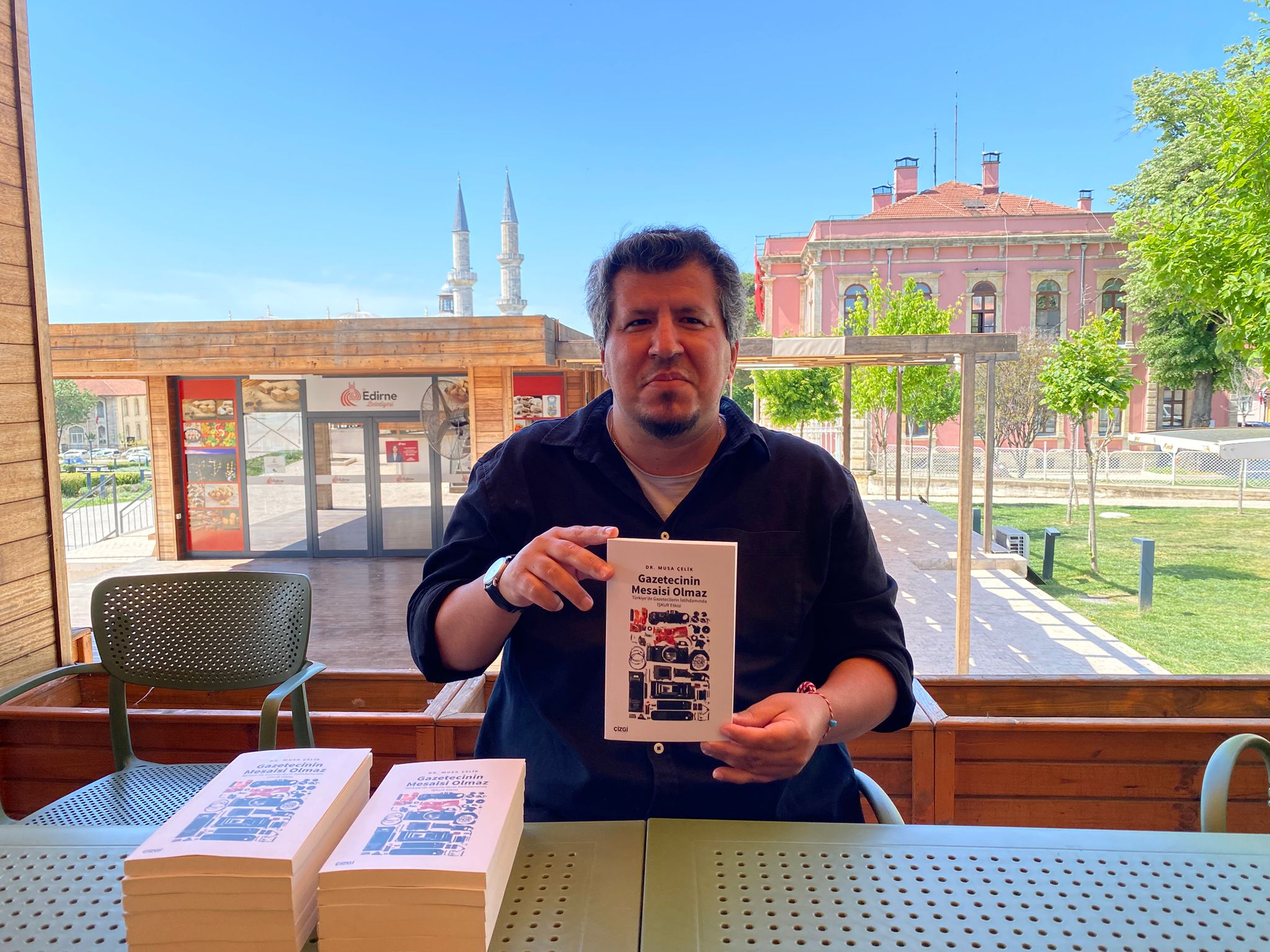 Kitabını Edirne basınına ithaf etti