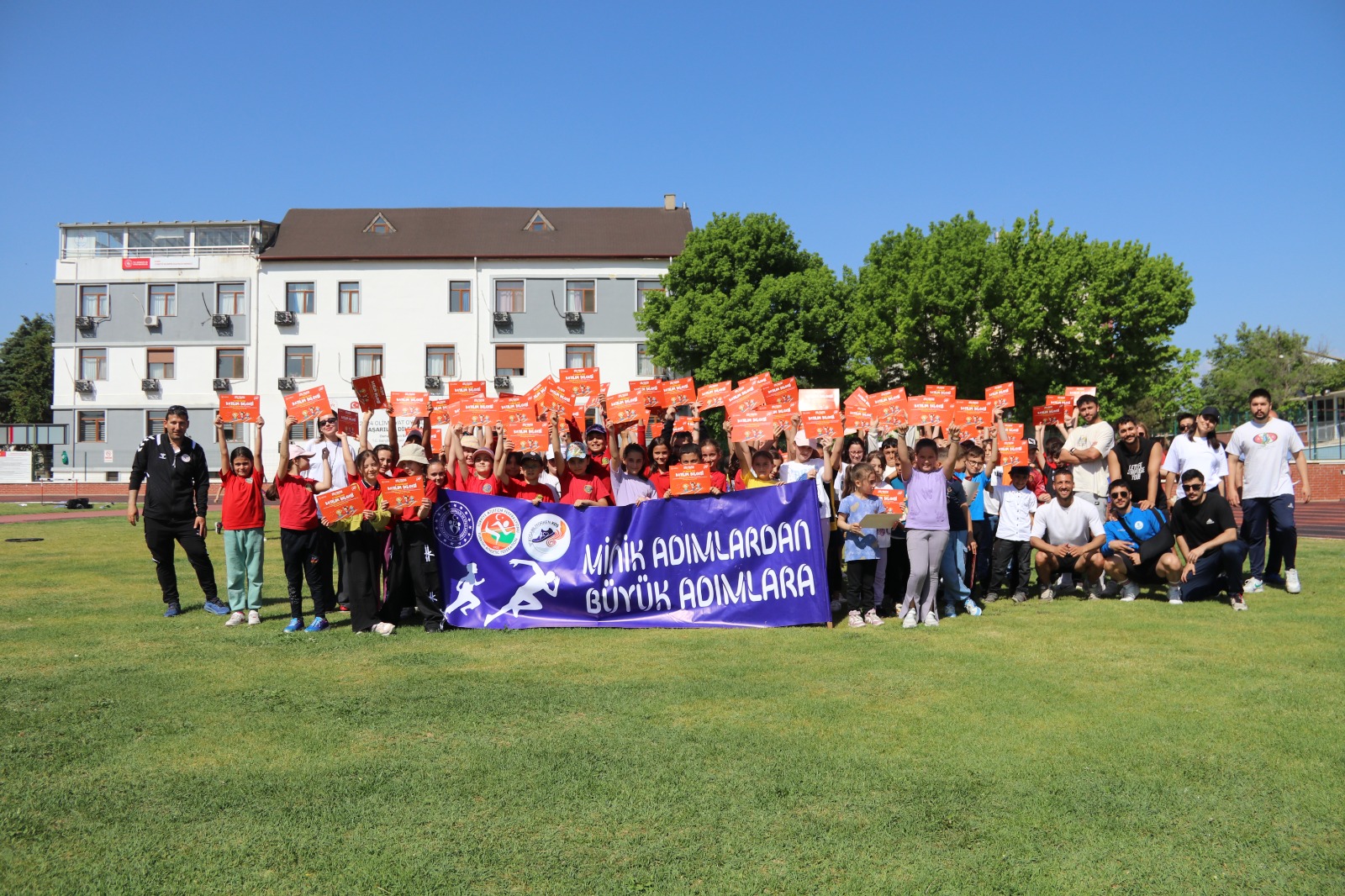 Minikler Dünya Atletizm Günü’nde sporla buluştu