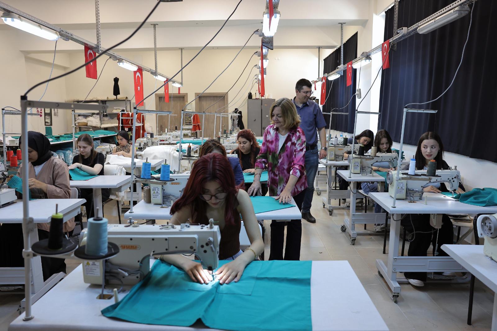 Üniversite öğrencilerinden Tıp Fakültesi'ne 'tekstil' desteği