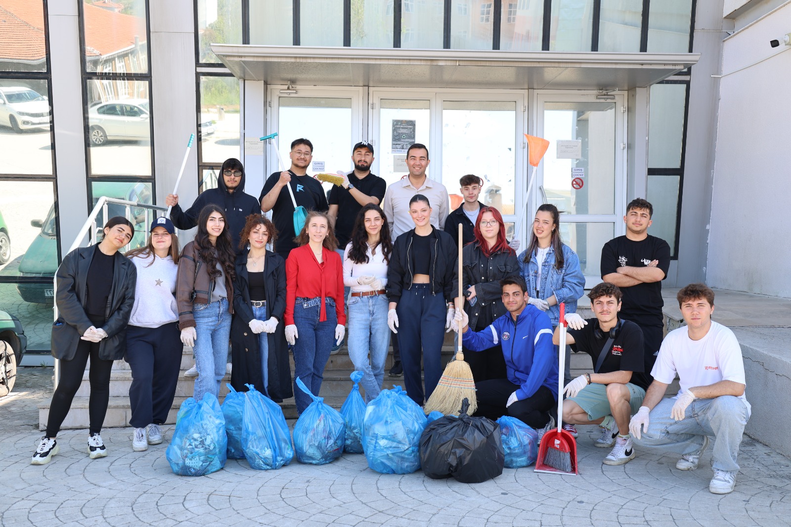 Öğrencilerden gönüllü temizlik etkinliği