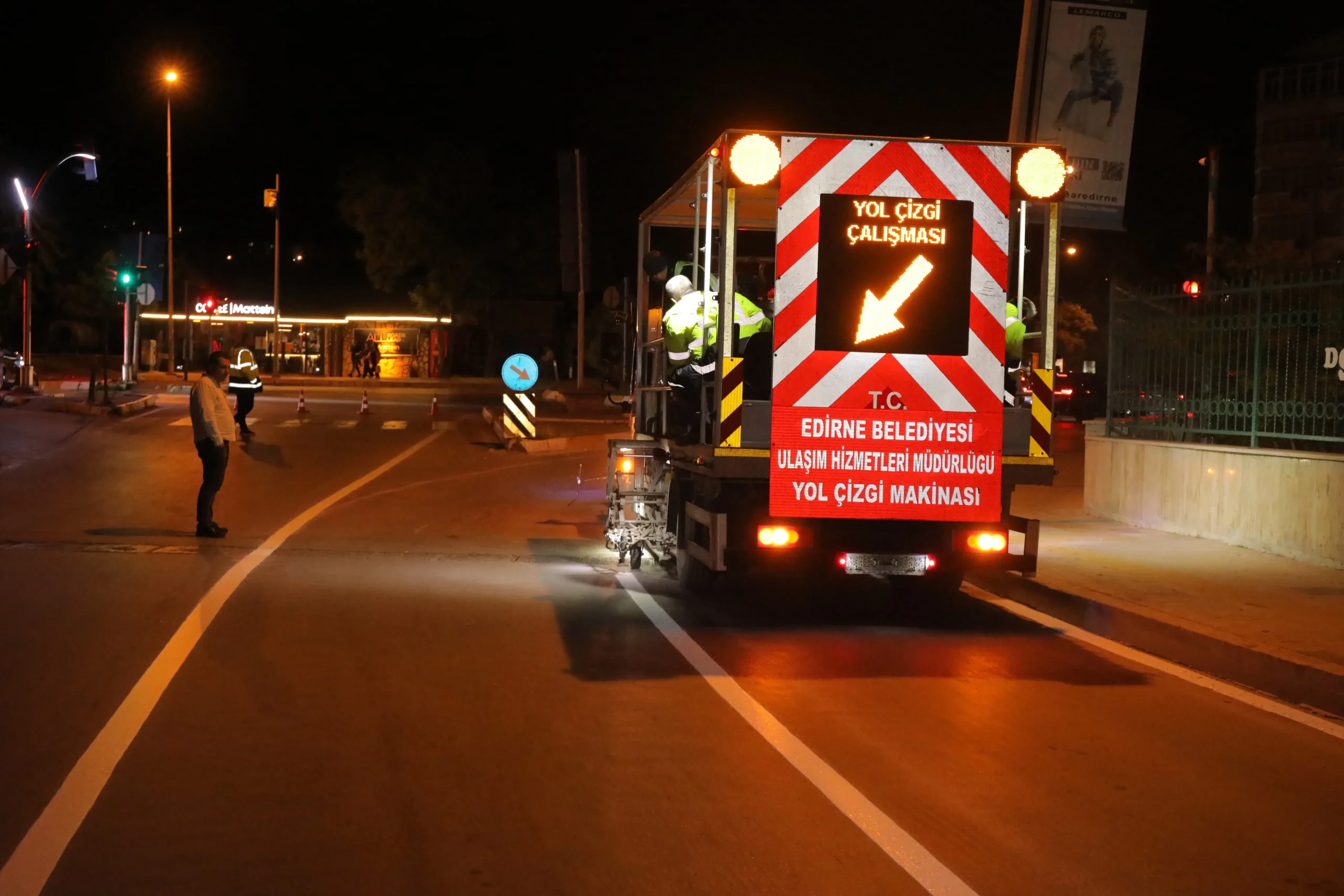 Belediyeden yol çizgi çalışması